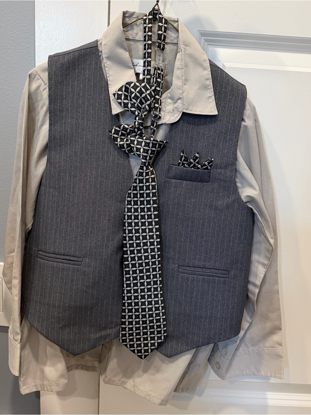 5 piece suit Kids Sz 7- Gray Pinstripe Pants, Vest with Light Gray Shirt Bow/Tie